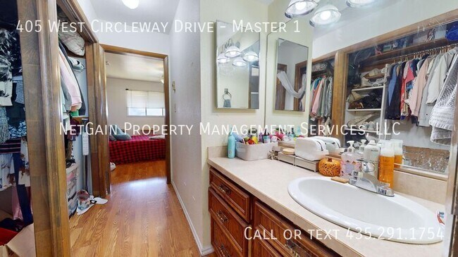 Building Photo - 405 Circleway Dr