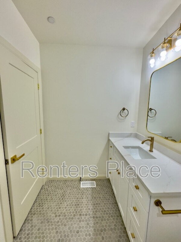 Building Photo - 1140 S Quincy Ave
