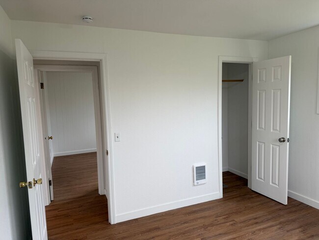 Building Photo - Updated 3 bedroom, 1 bath house in Creswell!