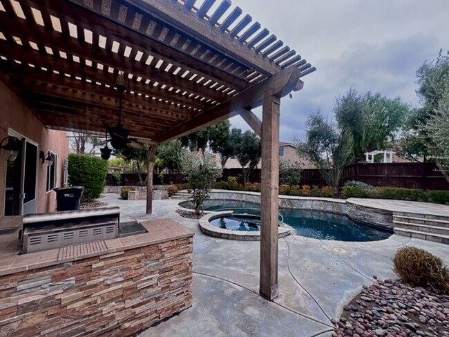 Building Photo - 5 bedroom Winchester home with a 3 car garage for LEASE!