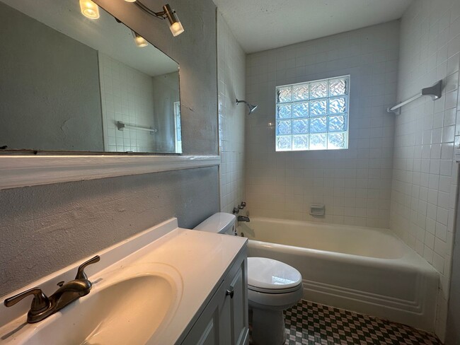 Interior Photo - 4000 Hawthorne Avenue