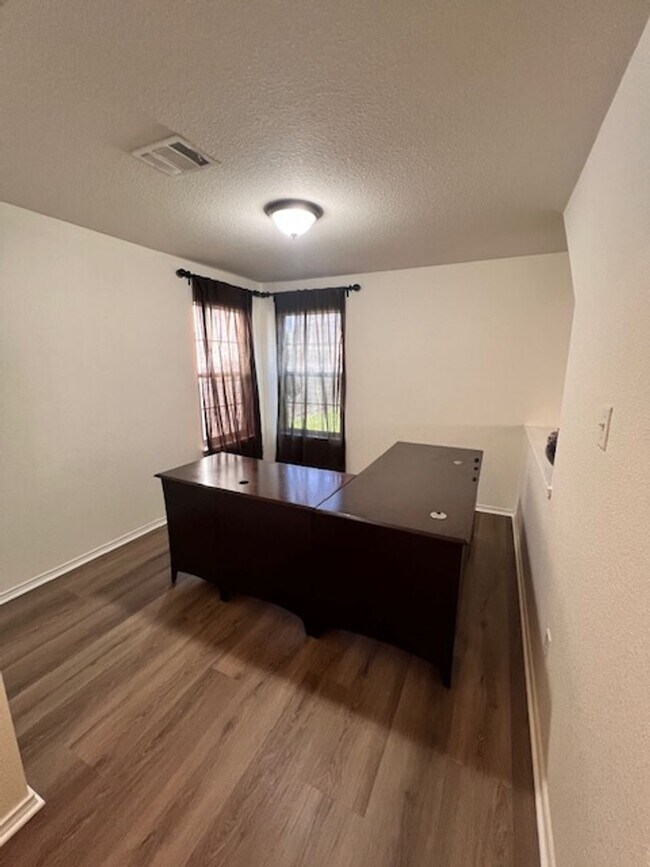 Building Photo - NorthPark / Taylor, TX / 4 bedrooms / Approx 2932 sq. ft. / Refrigerator / Washer & Dryer / New C...