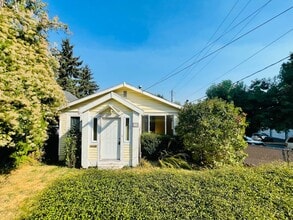 Building Photo - Massive House with Elegant Finishes in Madison Valley!