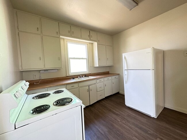 Building Photo - *LEASE SPECIAL* Spacious 3+ bedroom house $795