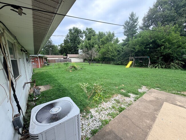 Building Photo - 845 Middle Dr