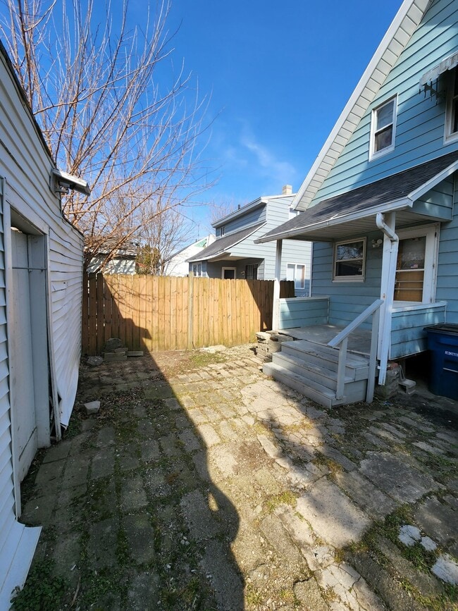 Building Photo - 1108 White St.