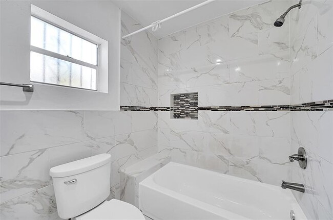 Building Photo - 1646 NE 150th St