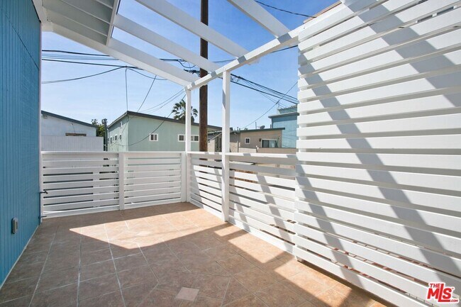 Building Photo - 122 Montreal St