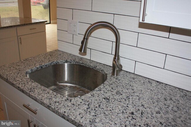 Building Photo - 115 E Kings Hwy