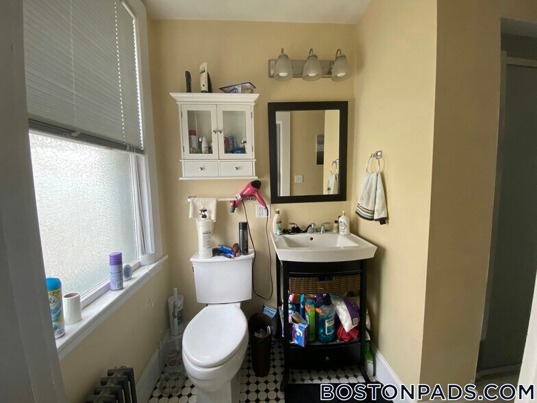 Building Photo - 79 College Ave