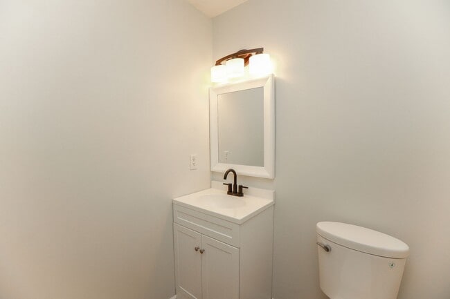 Building Photo - WILLIAMSBURG 2 Bedroom 1.5 Bath Townhome