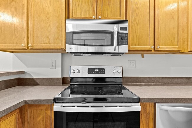 Building Photo - Updated 1800+ sq/ft 3 bdrm 2.5 bath end unit townhome