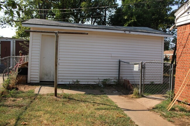 Building Photo - 2 Bed, Tinker Close & Garage!