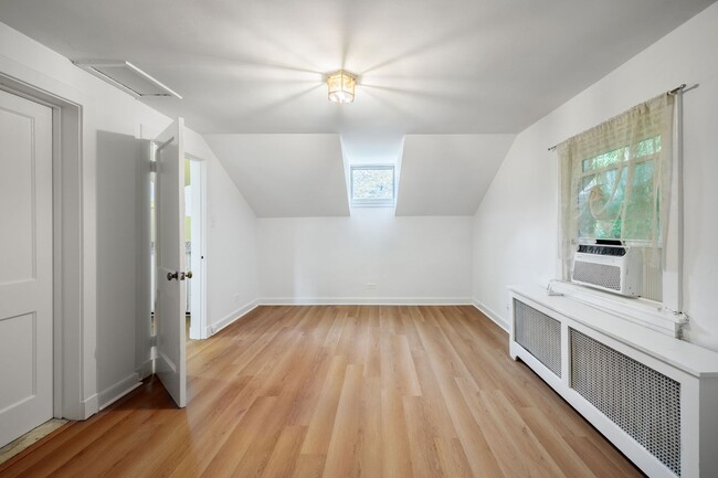 Building Photo - Quaint 1 Bedroom/1 Bathroom Cottage Style Apartment in Richmond ***Available NOW***