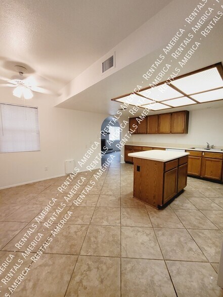 Building Photo - 13831 N Kendall Dr