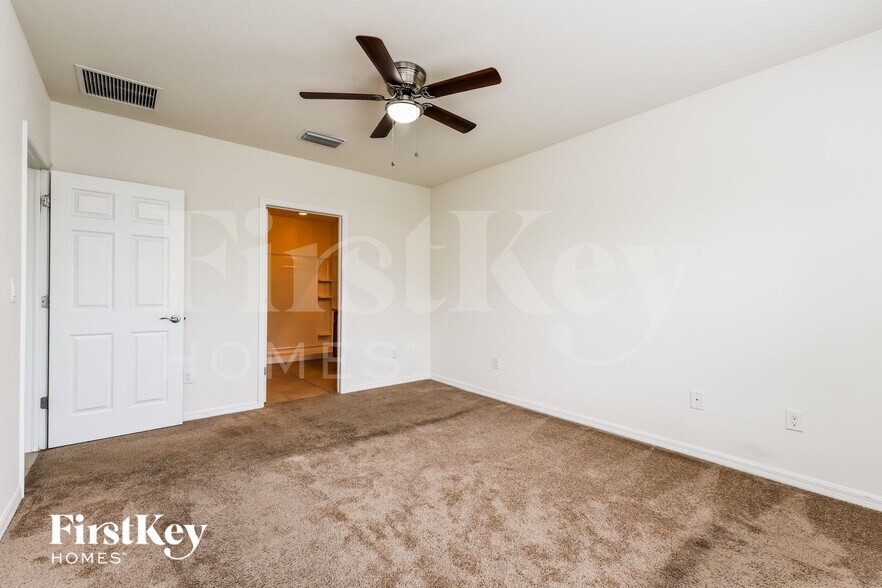 Building Photo - 4406 SW 9th Ave