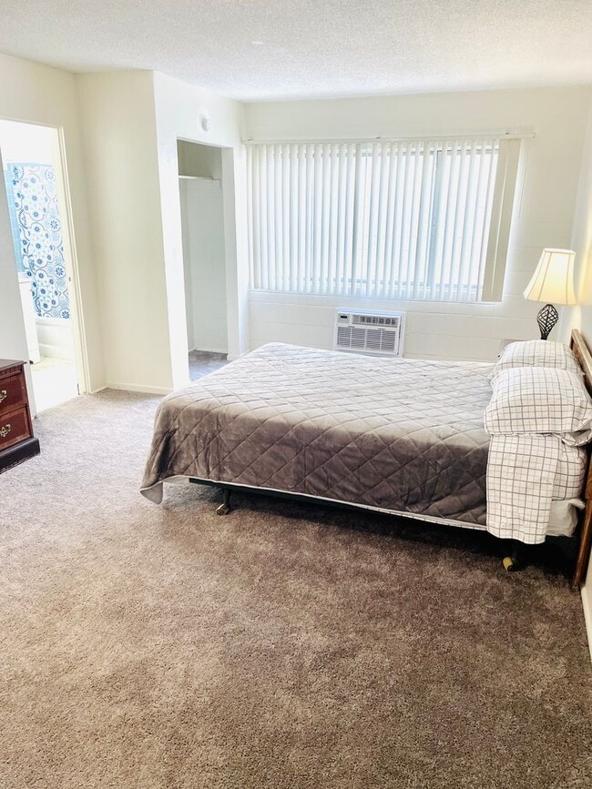 Building Photo - Studio Apartment on Las Vegas Strip - Close to all of the Excitement & More!!