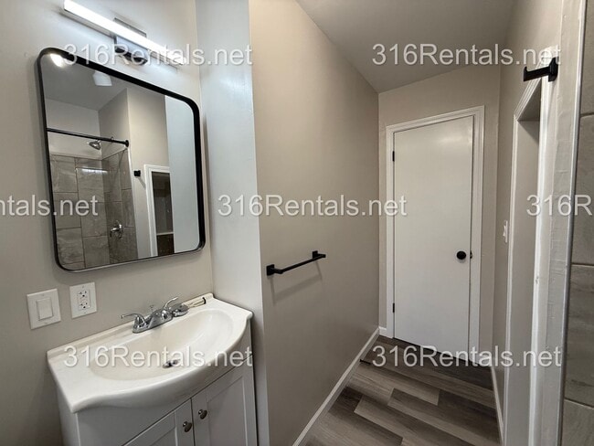 Building Photo - $1200 - NEWLY REMODELED 4 bedroom / 1 bathroom - Single Family Home