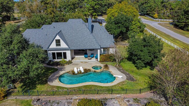 Building Photo - 15569 Crown Oaks Dr