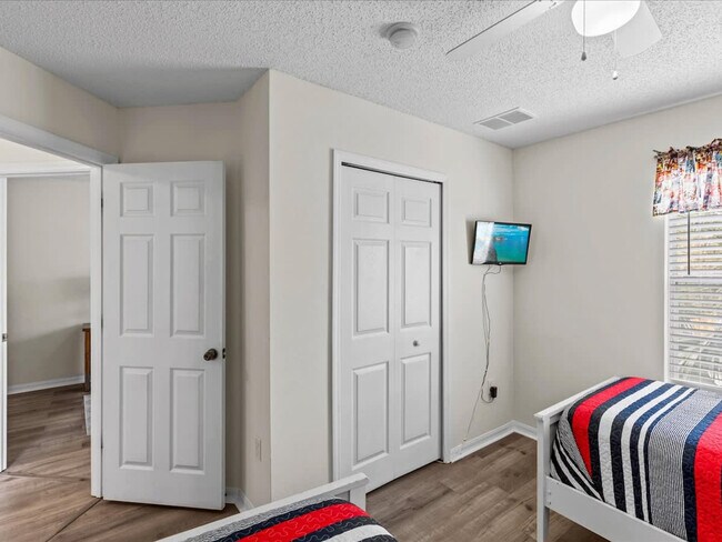 Building Photo - 113 Pompano Beach Dr