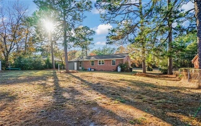 Building Photo - 2529 Sycamore St