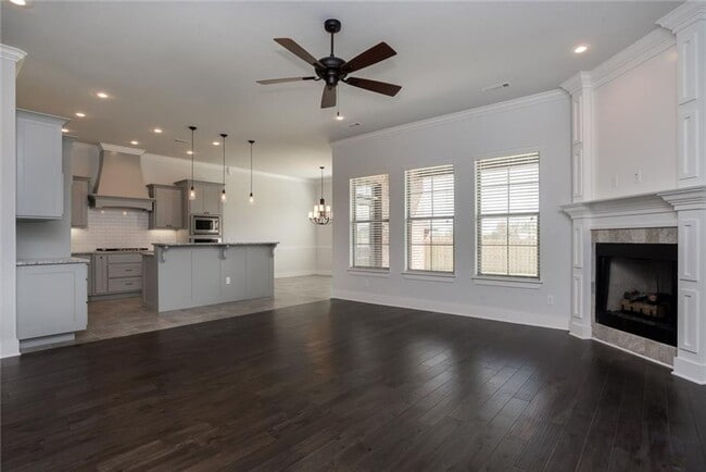 Building Photo - 4 Bed with LOFT!