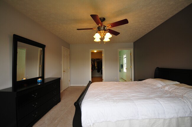 Building Photo - 6694 Huntshire Dr