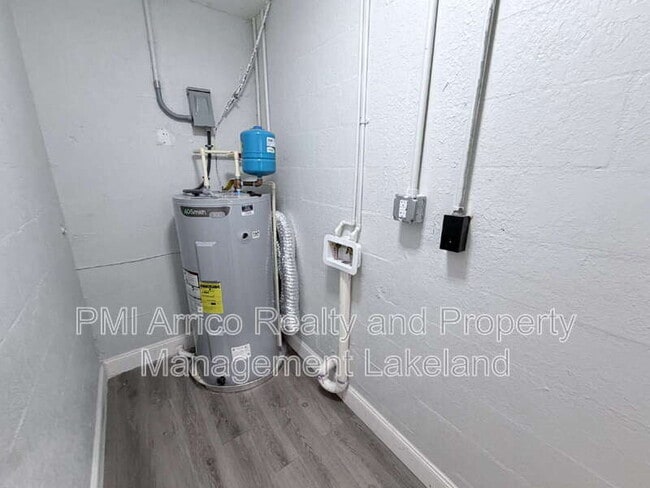 Building Photo - 1717 Bush Ave