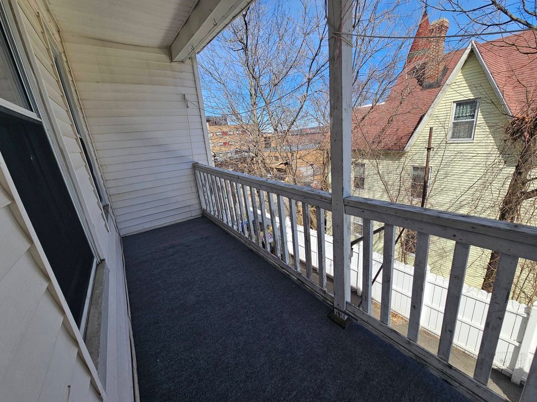 Building Photo - 40 Putnam St