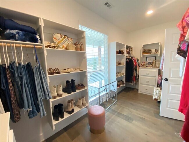 Building Photo - 300 Waterfall Ln