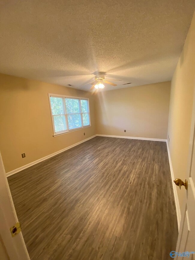 Building Photo - 523 Farmingdale Rd SE