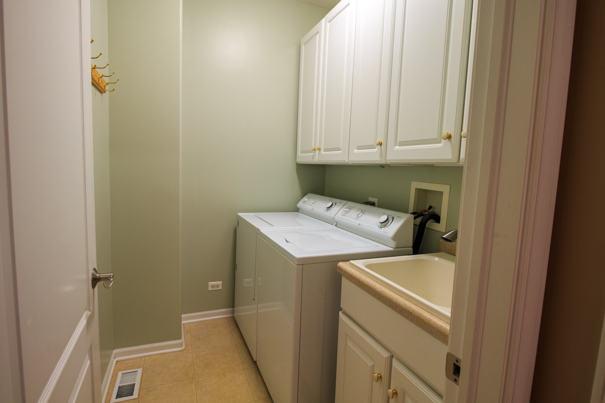 Building Photo - 24813 Ironwood Ct