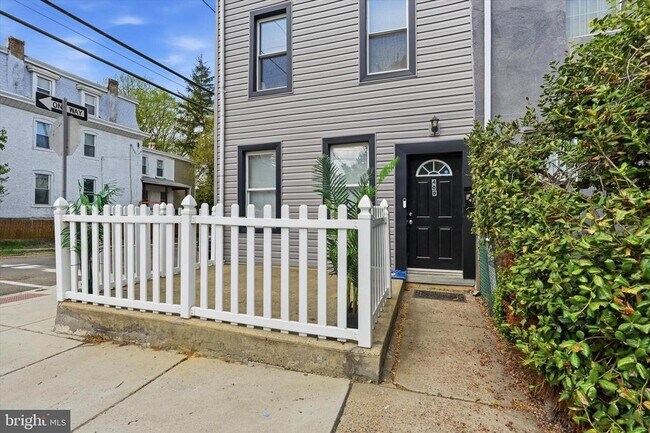 Building Photo - 400 Green Ln