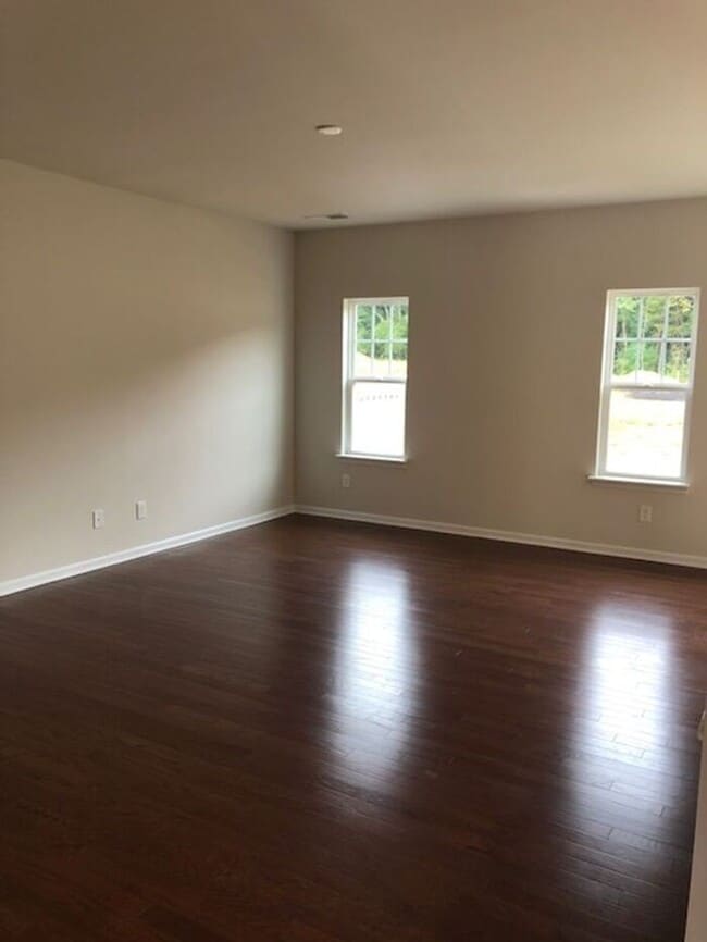 Building Photo - Beautiful 3BR 2.5BA TownHouse w/ In-Unit Laundry • Garage Parking • Stainless Kitchen in Charlotte