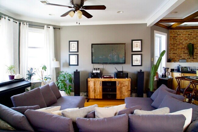 Building Photo - 1010 N Kedzie Ave