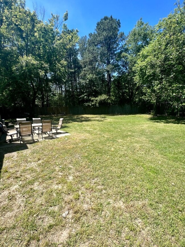 Building Photo - 2000 Lakebarry Dr