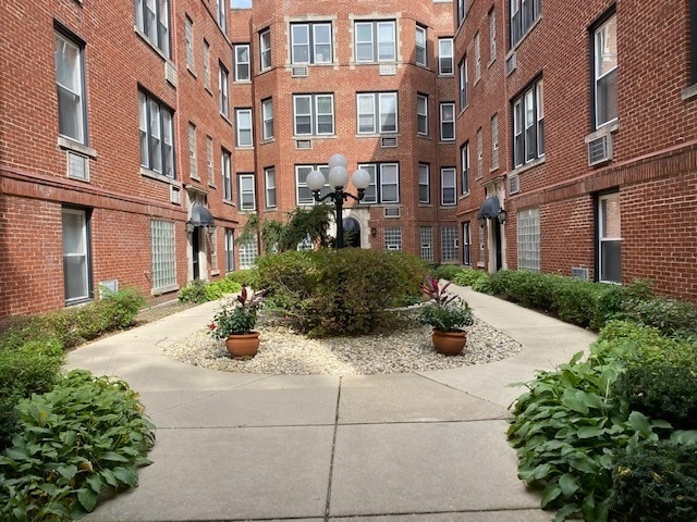 Building Photo - 642 W Buckingham Pl