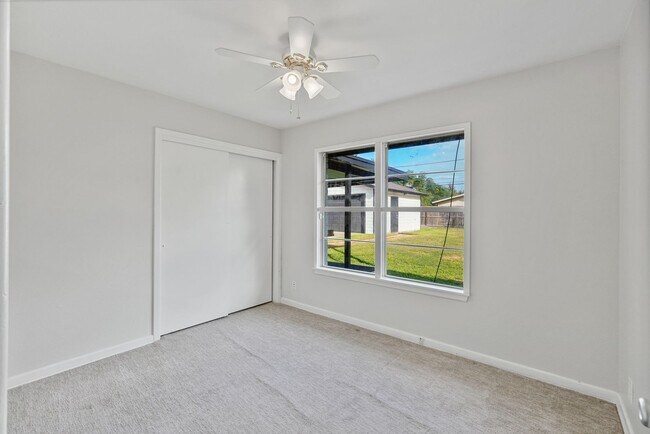 Building Photo - Charming 3 Bedroom Home