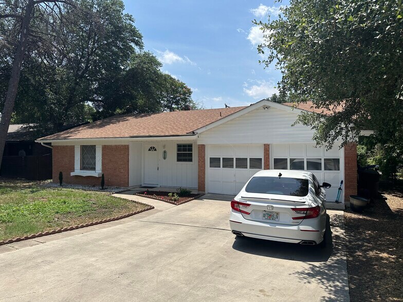 Building Photo - 910 Morey Peak Dr