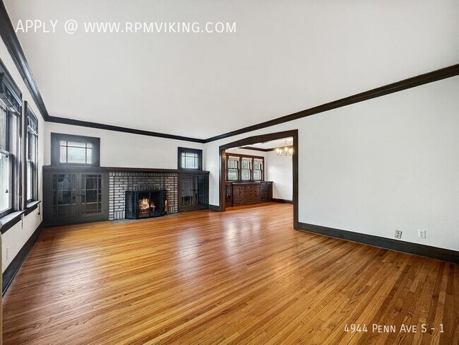 Building Photo - Exceptional 2br 1ba Lower Duplex Unit ~Dep...