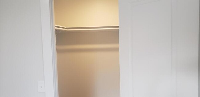 Building Photo - 453 Vineyard Ave