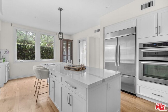 Building Photo - 6241 Crescent Park W