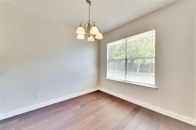 Building Photo - 519 Yucca Dr
