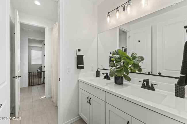 Building Photo - 5419 W Las Palmaritas Dr