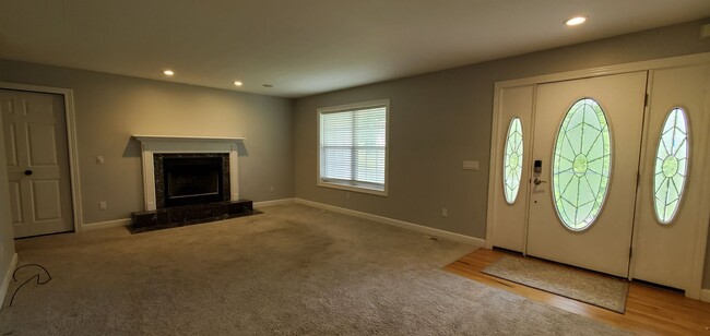 Building Photo - Spacious 5 Bedroom Executive Level Home
