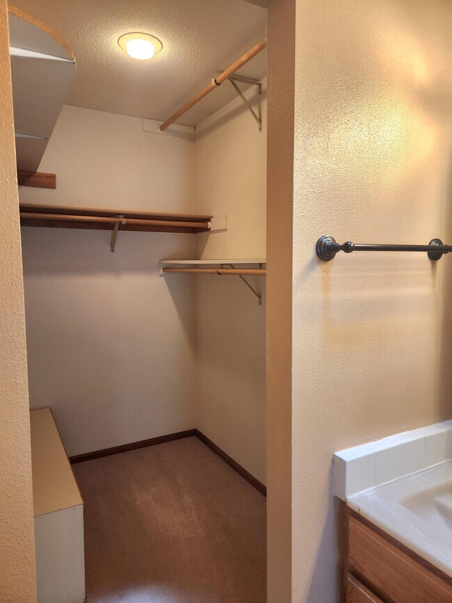 Building Photo - 611 NE Tracker Ct