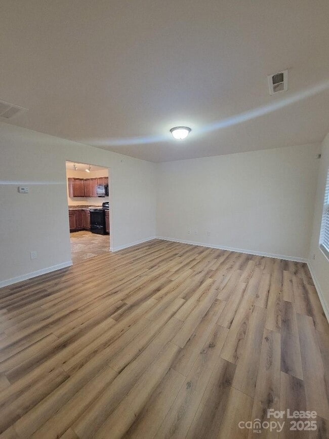 Building Photo - 5823 Hewitt Dr