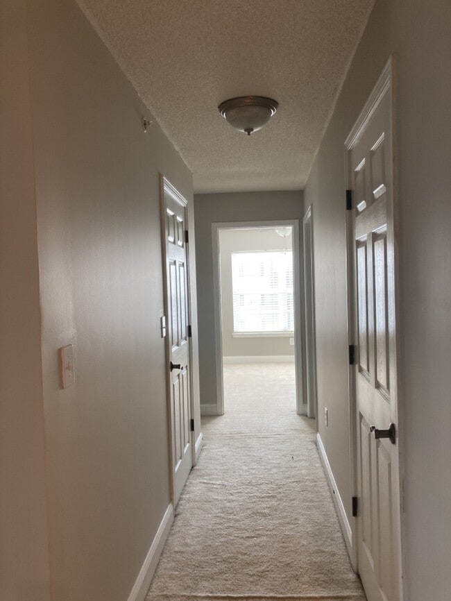Building Photo - 3 Bedroom 2 Bathroom