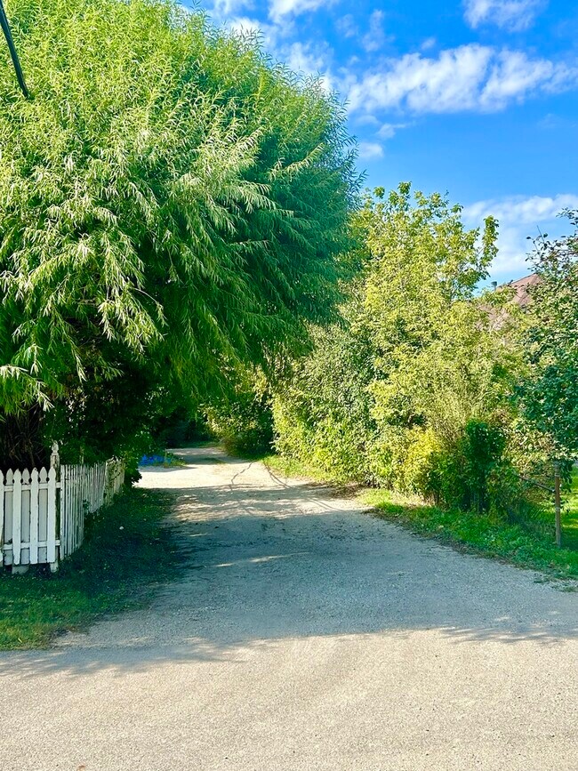 Building Photo - 905 W Rockland Rd