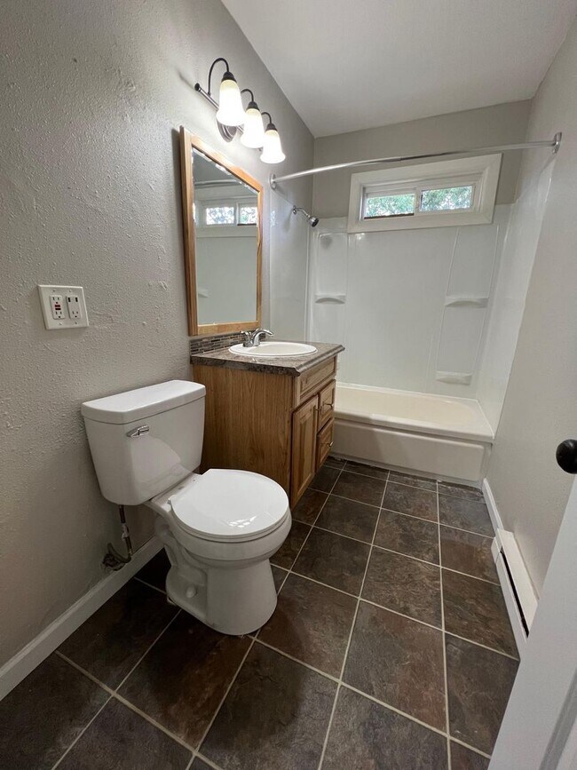 Building Photo - Charming Single-Level Living with Bonus Flex Space & Private Yard